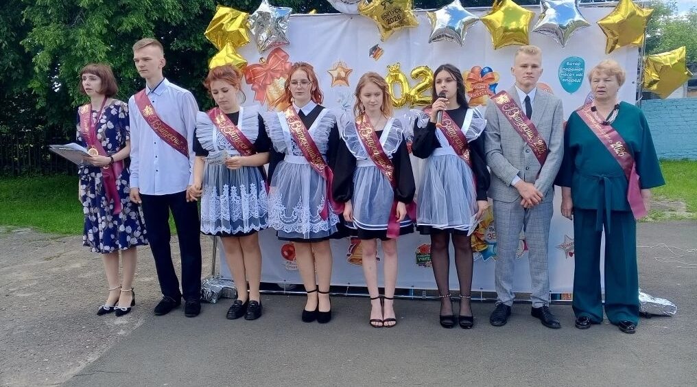 В Дубровской школе имени Н.П. Сергеенко состоялась торжественная линейка «Последний звонок»