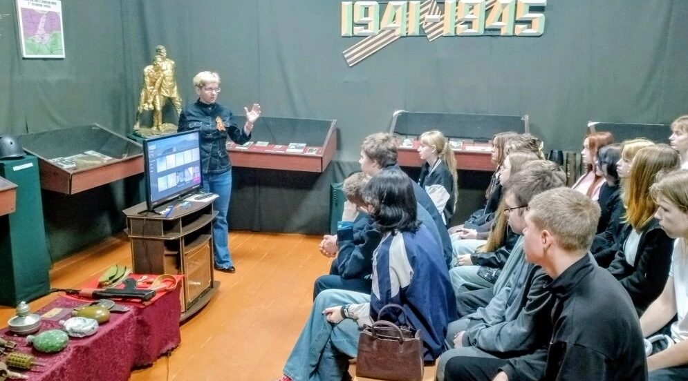 Школьники побывали в Суражском краеведческом музее на экскурсии «Боевой экспонат Брянщины»