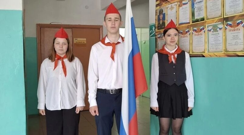 Во Вьюковской школе прошла праздничная линейка «Будь готов! Всегда готов!»