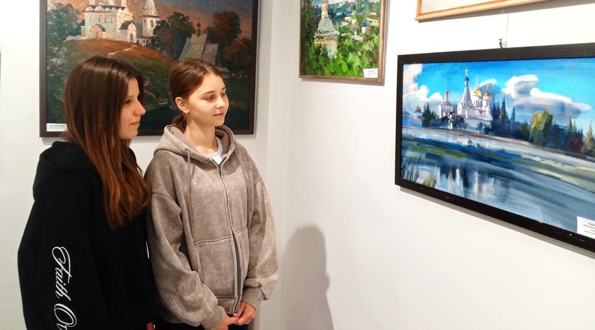 Десятиклассники школы №2 города Суража посетили выставку «Благовествовать радость»