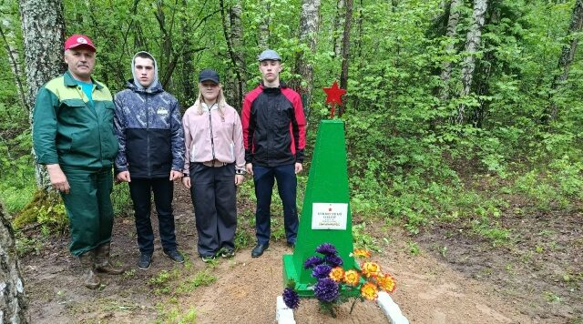 Активисты Вьюковской школы вместе с педагогами навели порядок у памятника Неизвестному солдату