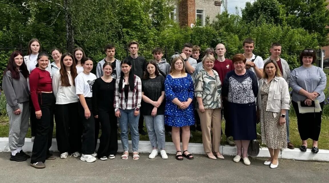 В Суражском промышленно-аграрном техникуме уже стало традицией высаживать цветы от выпускников
