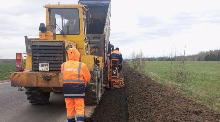 В Выгоничском районе по нацпроекту ремонтируют участок автодороги «Брянск — Новозыбков» — Трубчевск