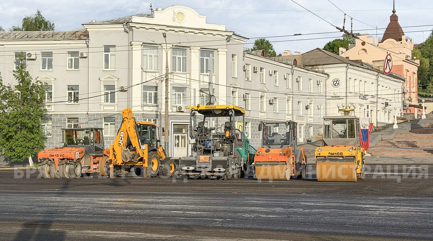 На улице Калинина укладывают выравнивающий слой асфальта