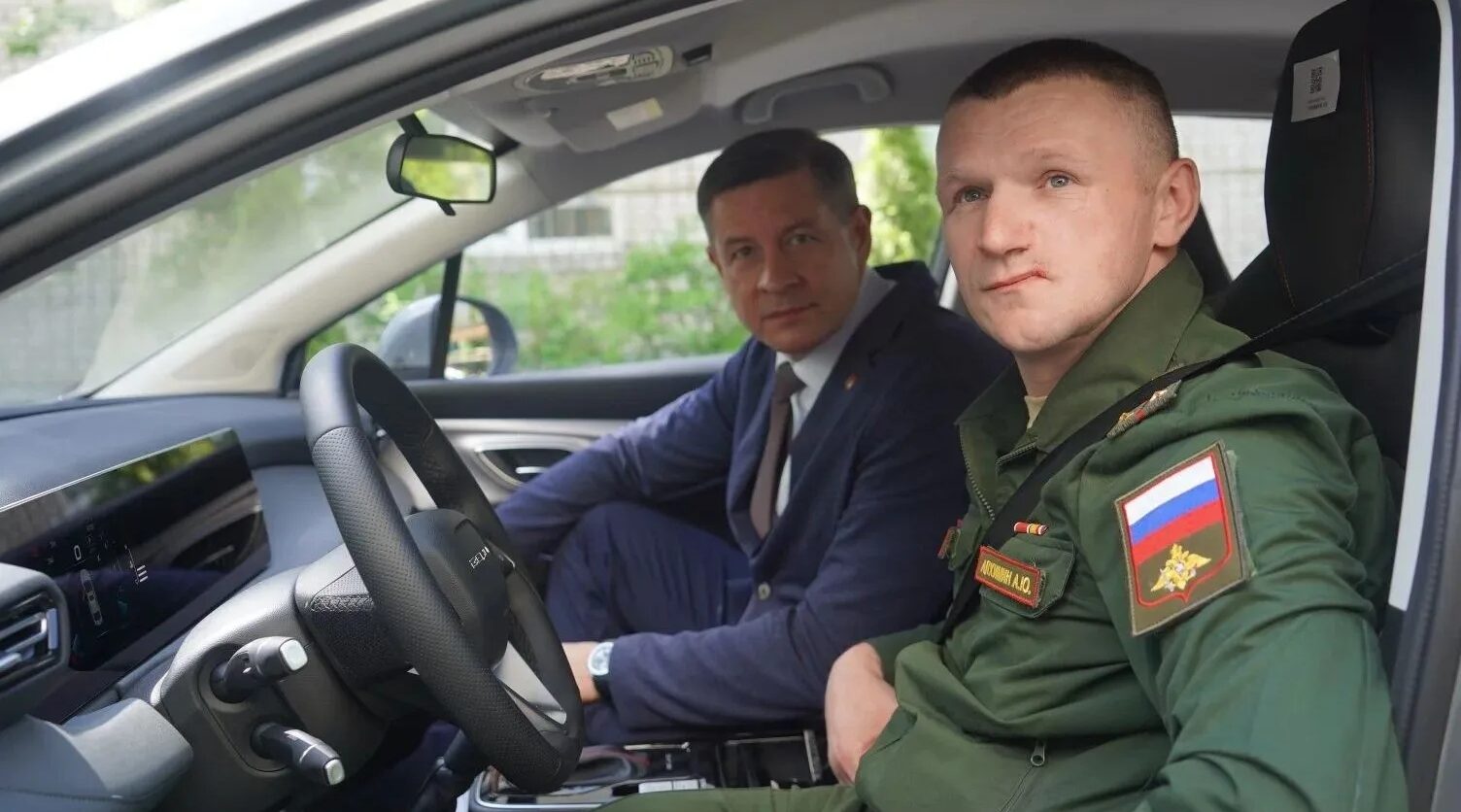Егор Ковальчук вручил ключи от автомобиля ветерану боевых действий