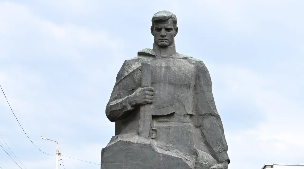 Егор Ковальчук Посетил памятник Неизвестному солдата в Брянке