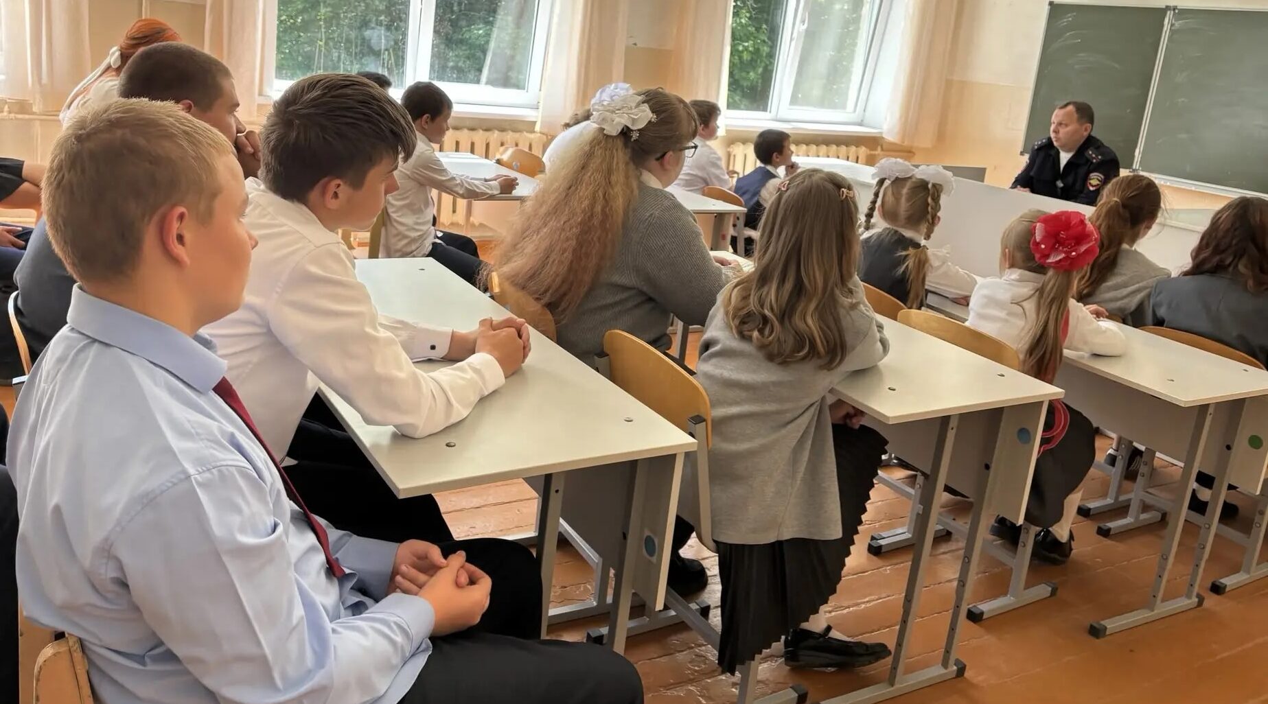 Сотрудник полиции провёл с обучающимися Кулажской школы  профилактические беседы
