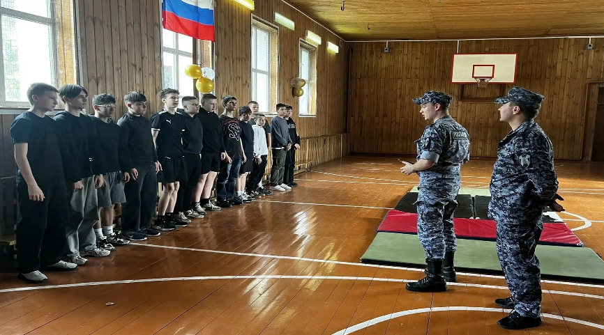 Росгвардейцы провели занятие по основам самообороны для школьников