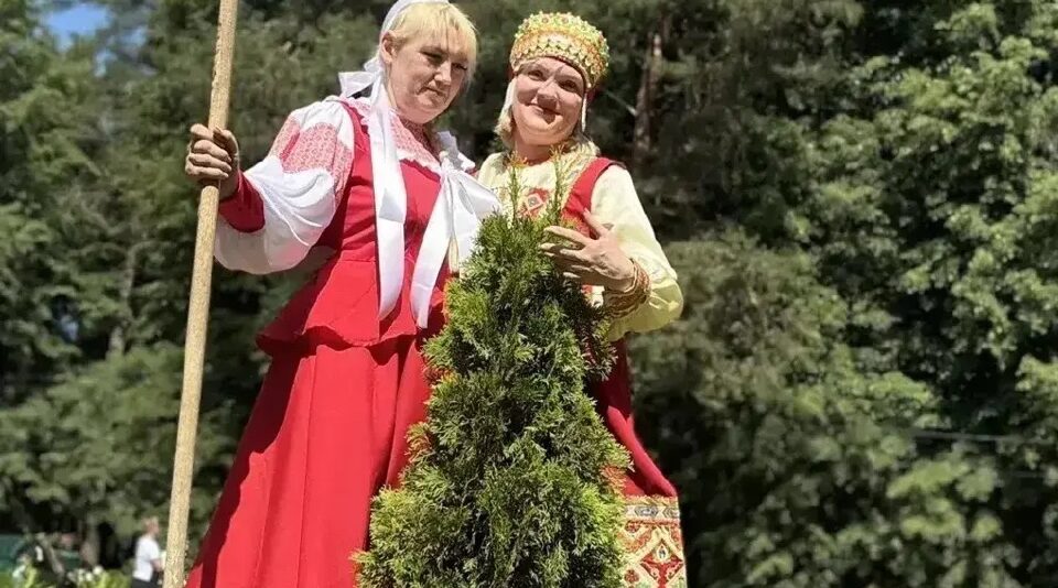 Медики Унечи высадили деревья в народных костюмах: необычная акция в больнице