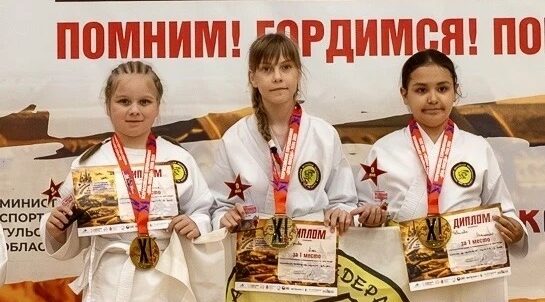 Юные каратистки Дворца единоборств приняли участие в соревнованиях по каратэ.