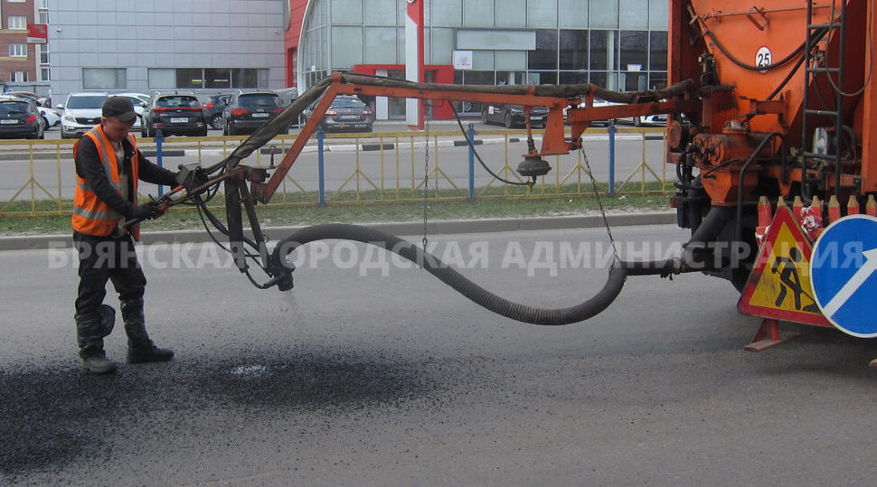 С начала года в Брянске отремонтировано около 20 тысяч квадратных метров дорог