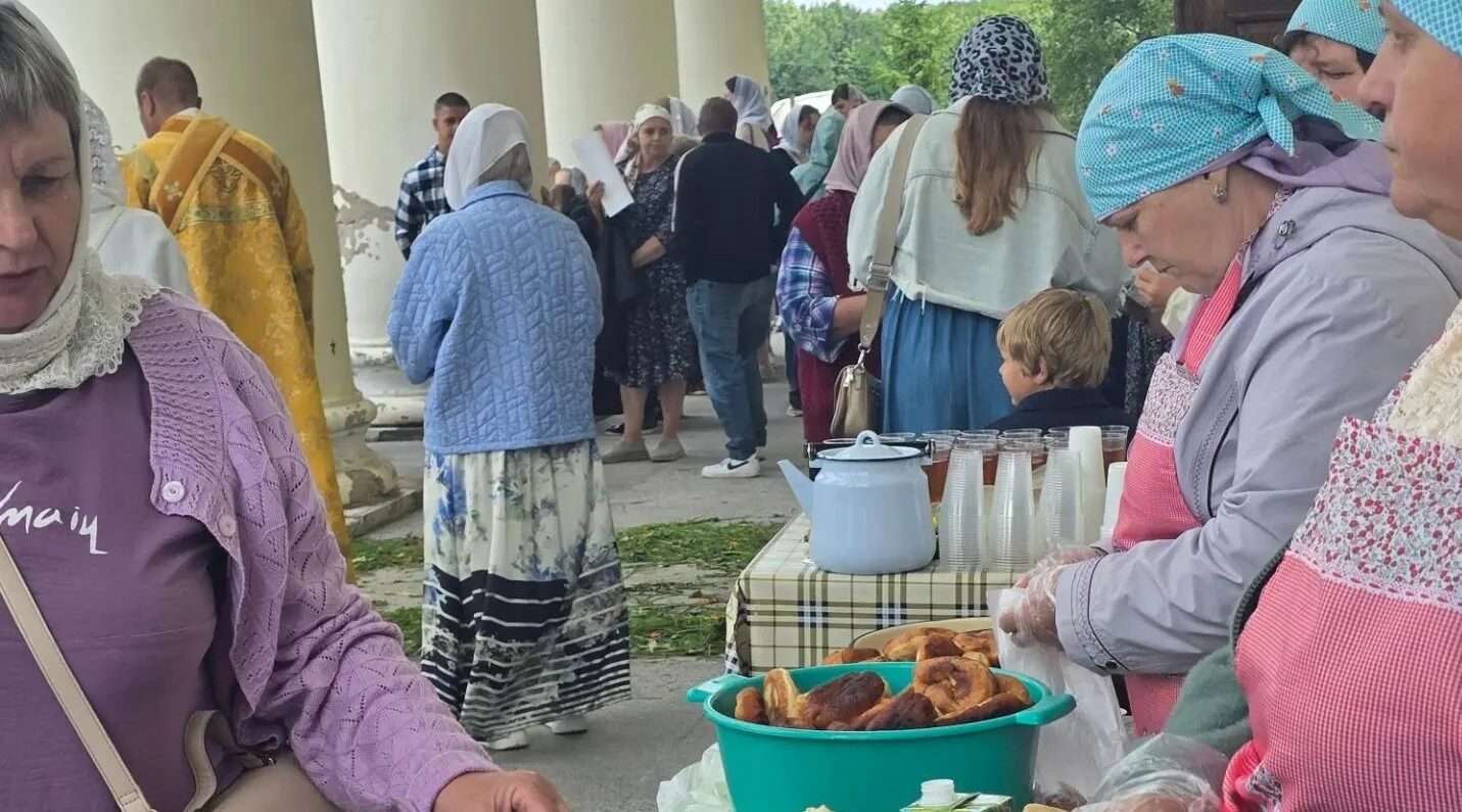 В Ляличах на День Петра и Февронии угощали домашней выпечкой