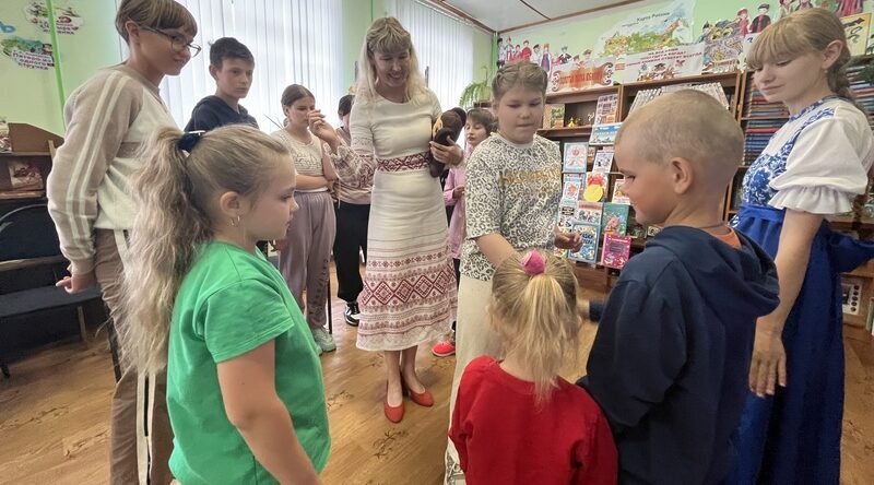 В Суражской детской библиотеке прошло мероприятие  «Подари близким ромашку и свою любовь»