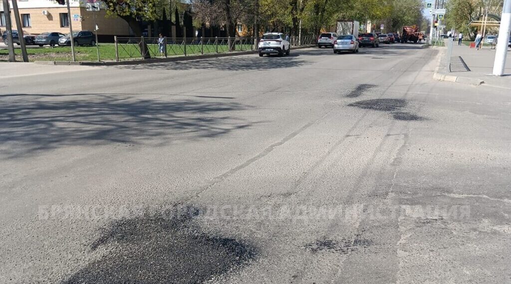 С начала года в Брянске восстановлено более 20 400 квадратных метров асфальта