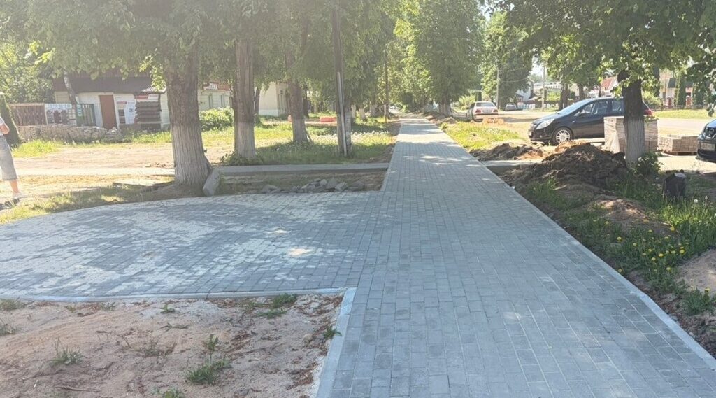 В поселке Сеща благоустраивают территорию