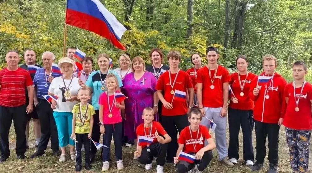 Комаричские спортсмены провели забег ко Дню флага