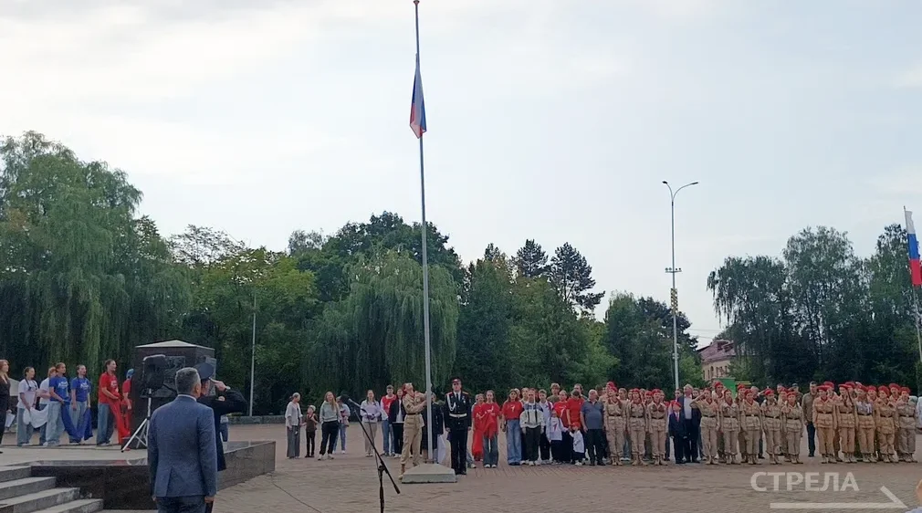 В Брянске торжественно подняли флаг России над площадью Воинской славы