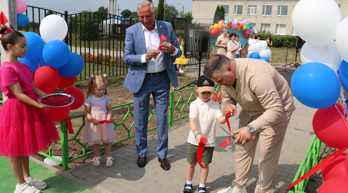 В Стародубском округе торжественно открыли новую детскую площадку