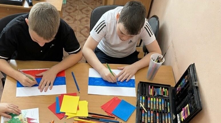 Поделки к Дню флага сделали ребята из  отделения дневного пребывания и реабилитации инвалидов КЦСОН