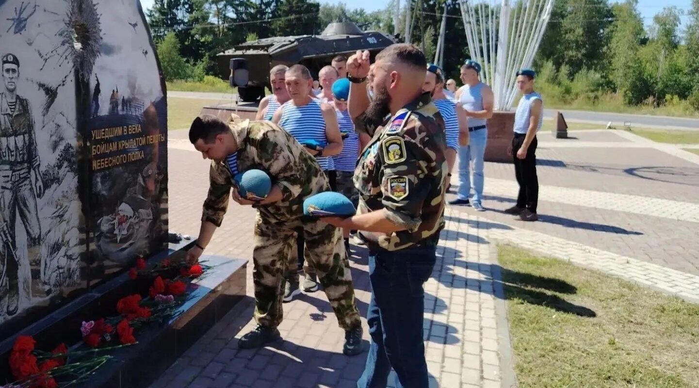 В В Сураже прошли торжественные мероприятия, посвященные Дню ВДВ