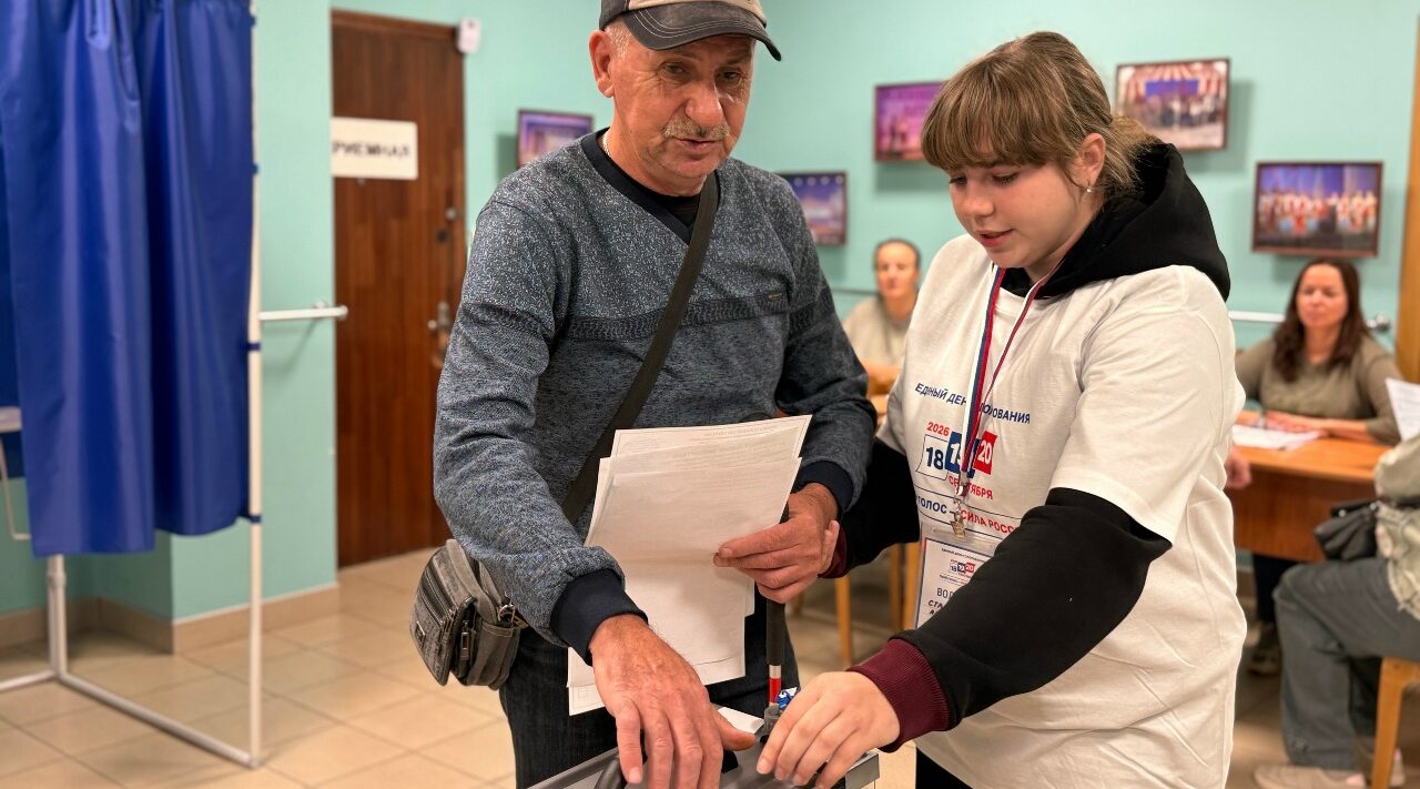 Выпускники «Школы волонтера» стали надежной опорой для избирателей в дни досрочного голосования