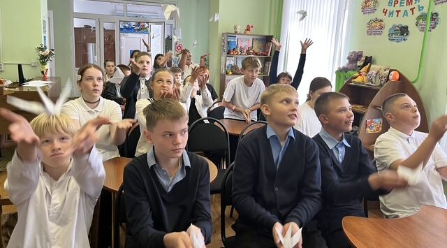 В Суражской городской детской библиотеке прошел мастер-класс «Голубь мира»
