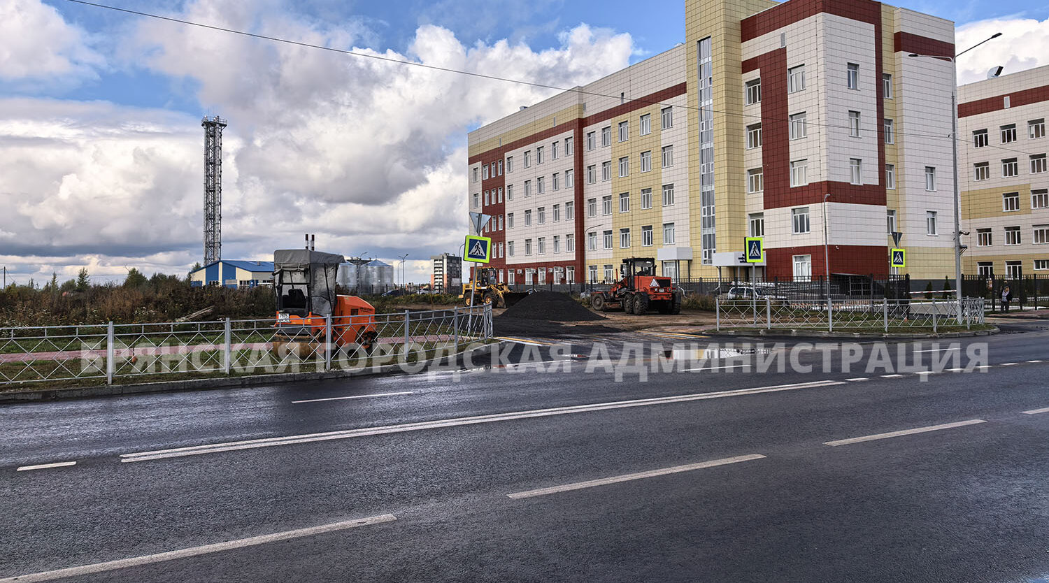 Возле новой поликлиники на Амосова строится парковка