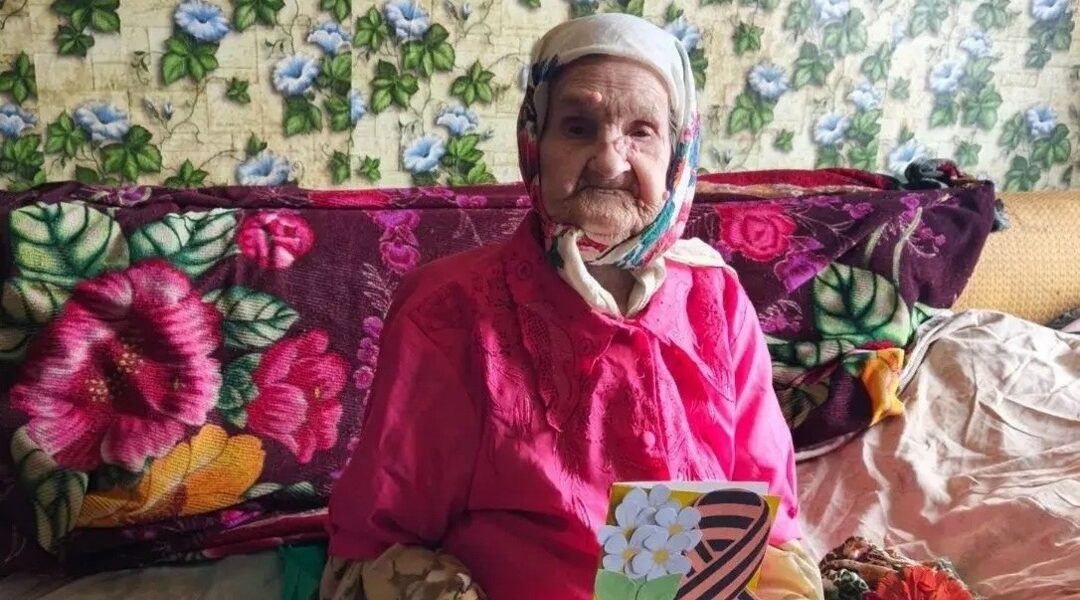 Софью Игнатьевну Вожегову поздравили с 83‑й годовщиной освобождения Суражского района