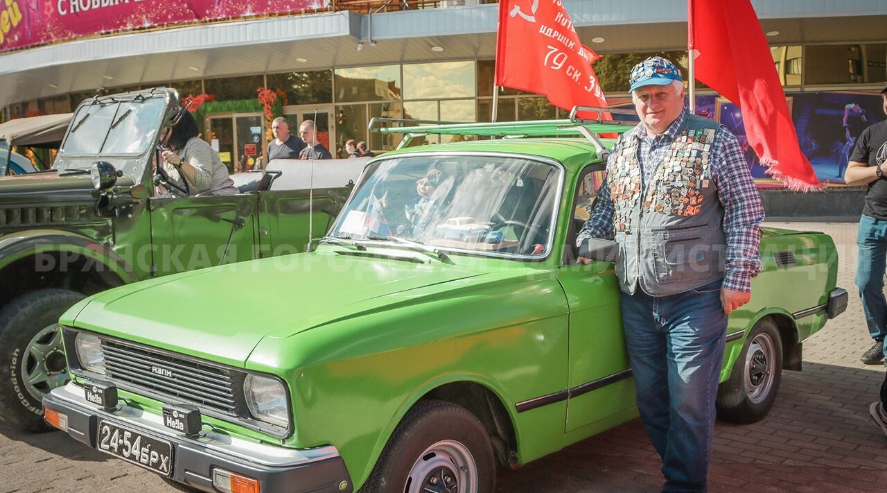 На площади Революции проходит выставка ретроавтомобилей