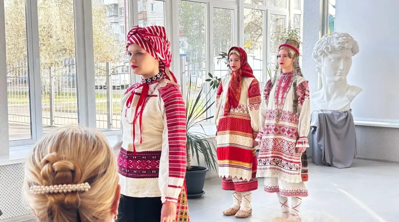 «Дефиле традиционных брянских костюмов»