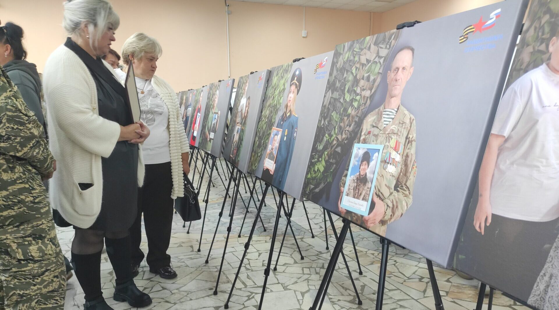 В Карачеве открылась фотовыставка «Семья Героя»